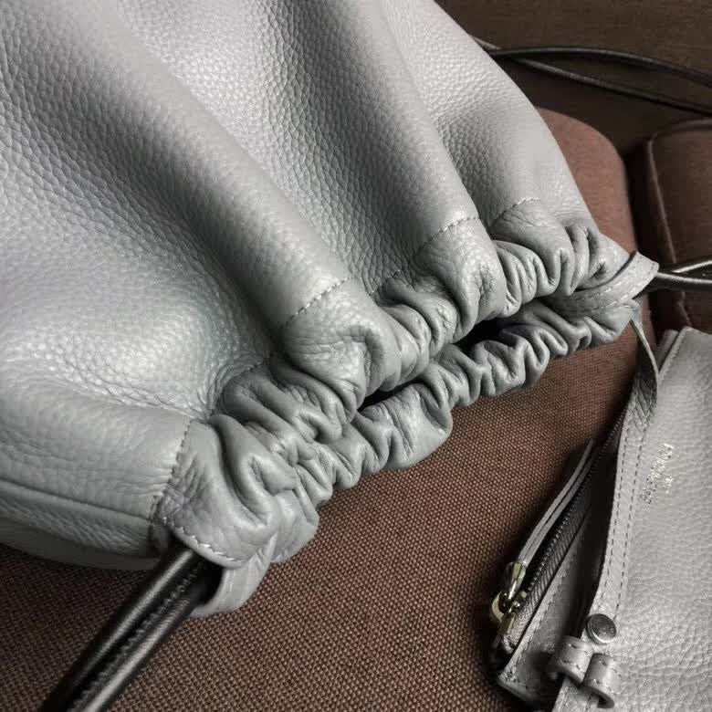 BALENCIAG巴黎世家 進口小牛皮材質 雙肩背包 抽繩開合袋口  BL1782